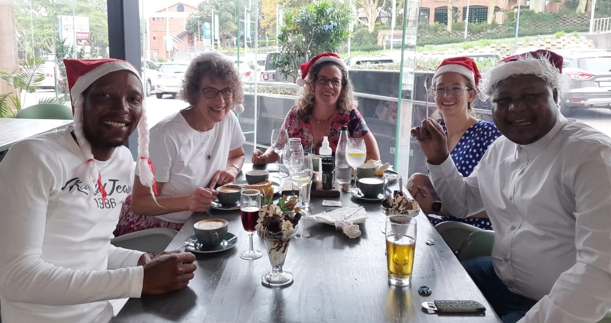 Manors Vet staff Xmas 23